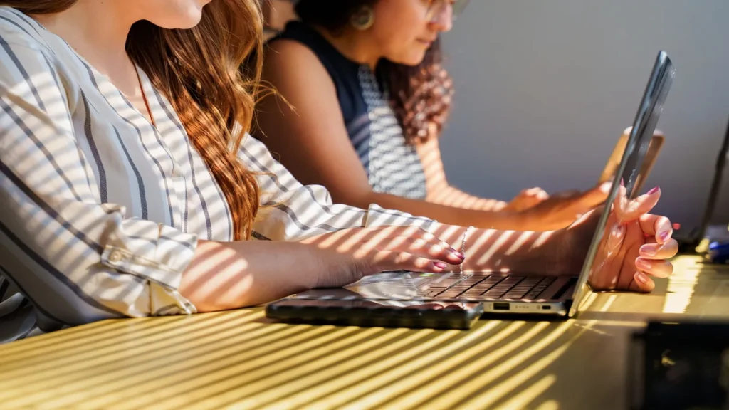 Profesionales trabajando en POINT UP, oficina virtual u oficina privada
