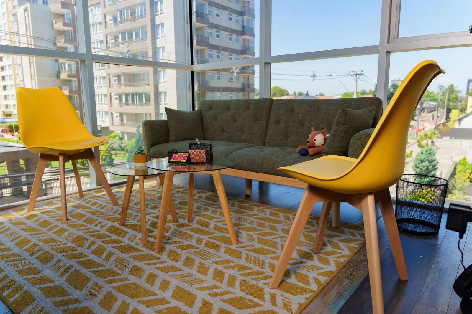Lounge con sillas amarillas en POINT UP